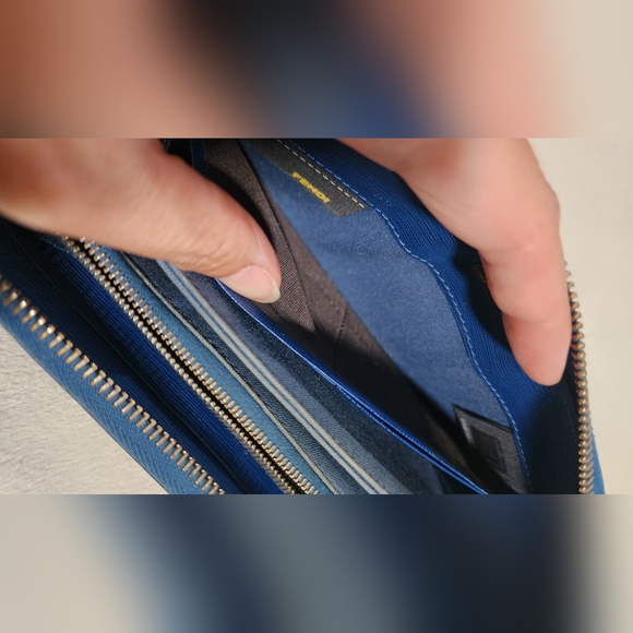Fendi Selleria long zip. Slight fading int cloth pockets. Liggt coin residue - Picture 12 of 16